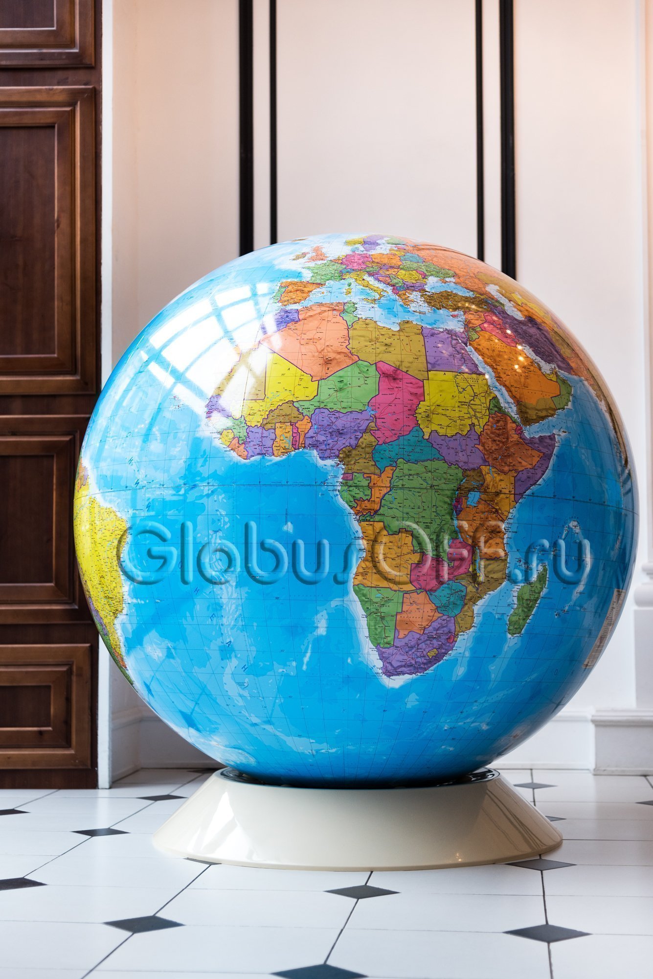Глобус большого размера с политической картой мира. Д=130 см.. Интернет  магазин GLOBUSOFF.RU.