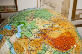 Глобус физический VIP на напольной резной подставке из дуба, d=95 см