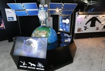 Глобус c видом Земли из космоса d=130 см на пластиковой подставке, английский язык