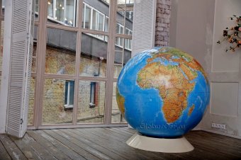 Глобус большой физический d=130 см на пластиковой подставке, английский язык