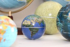 Магнитный летающий глобус на квадратной подставке, арт. 1255